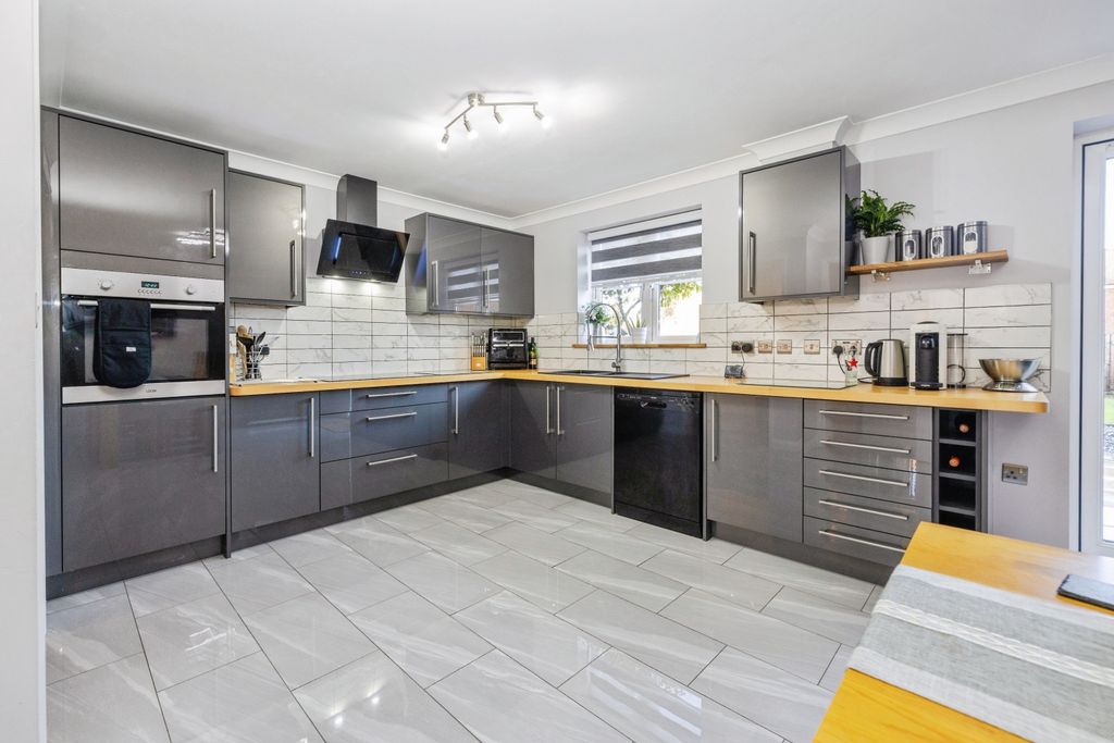 Property photo 2 of 16 Kitchen