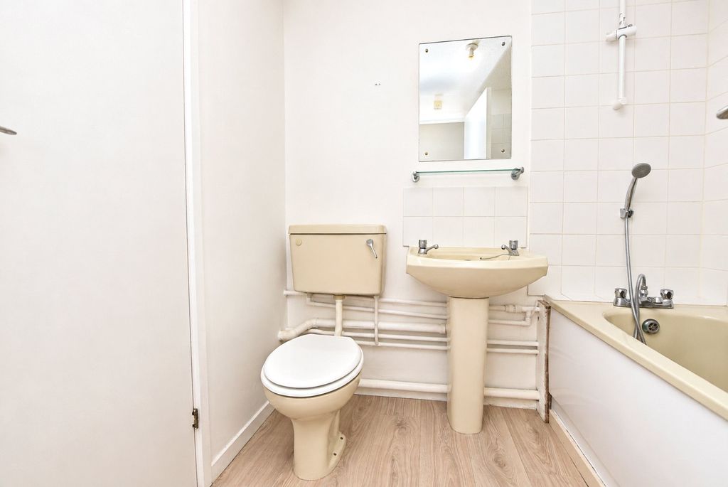 Property photo 3 of 7 Bathroom