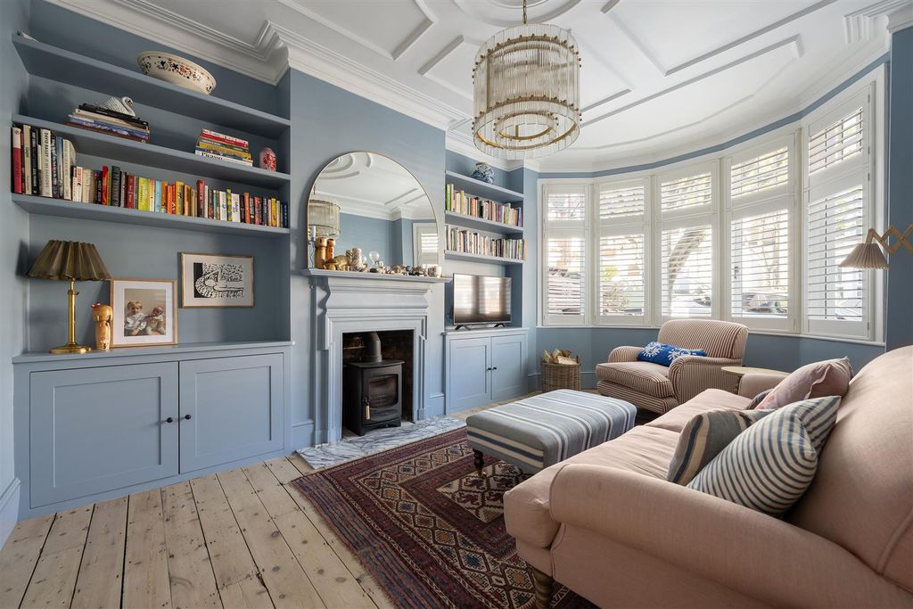Property photo 2 of 39 Howard Road, E17