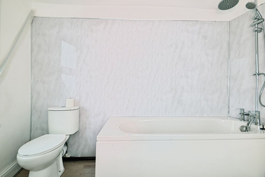 Property photo 2 of 11 Bathroom