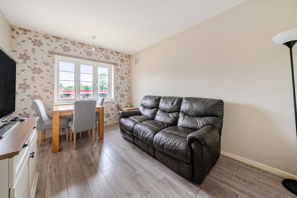 Property photo 2 of 10 1469011-10-6A1969...