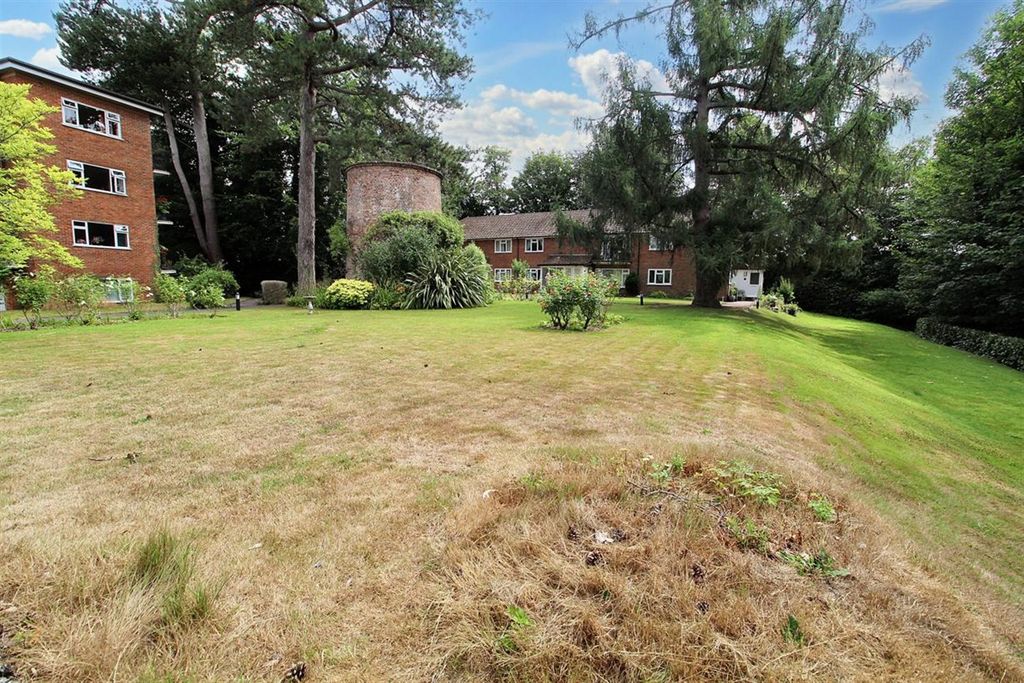 Property photo 3 of 11 Garden