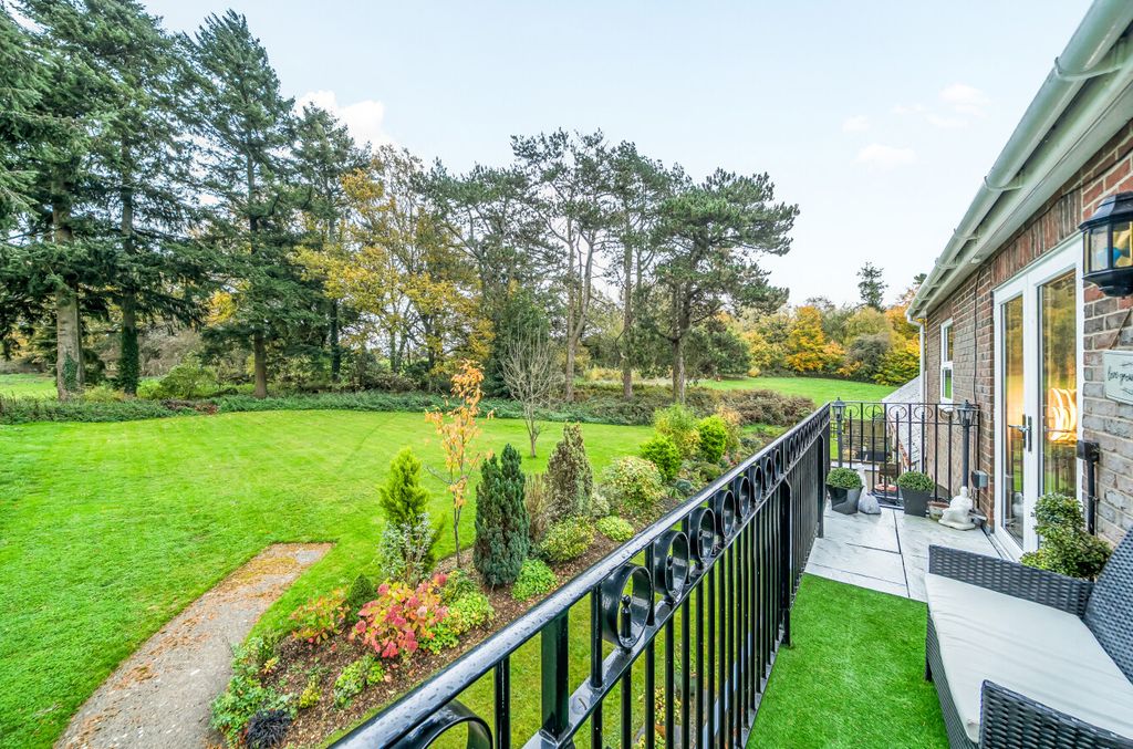 Property photo 1 of 11 1374814-10-6904E6...