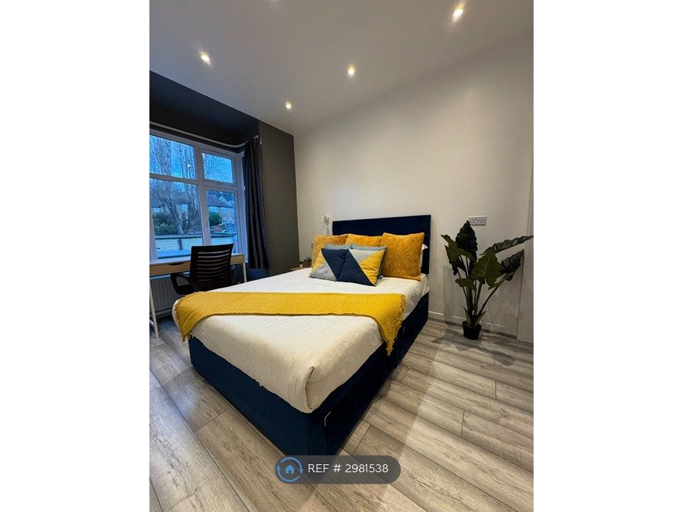 Property photo 2 of 9 Large Double Room With A Huge Window