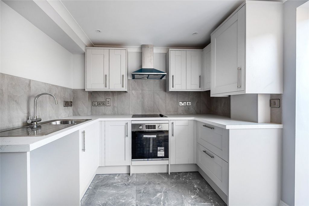 Property photo 3 of 17 Kitchen