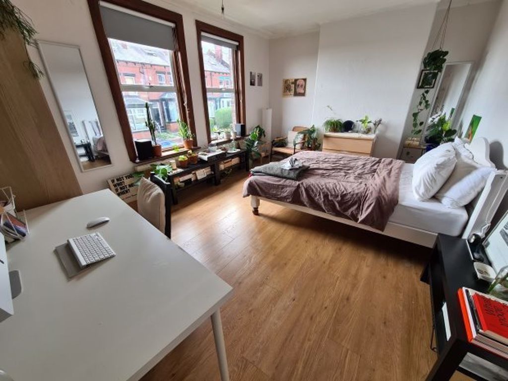 Property photo 3 of 13 A Bright And Spacious Living Room With Large Windo...