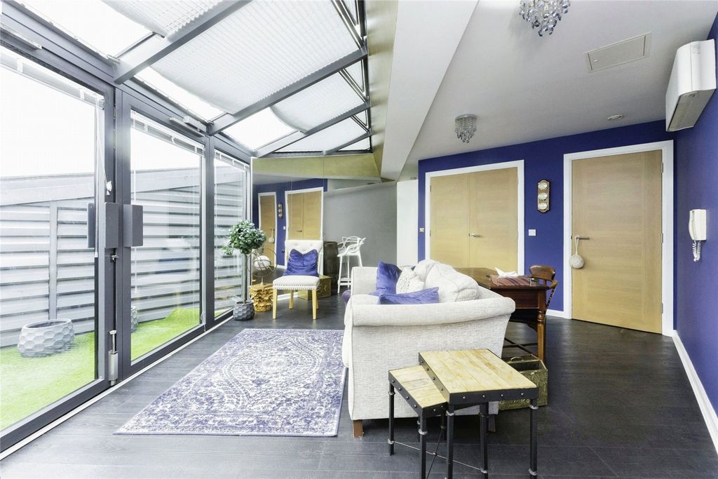 Property photo 2 of 15 Lounge