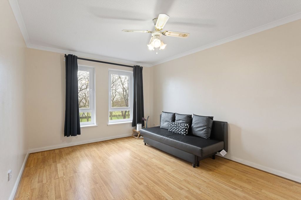 Property photo 3 of 19 Lounge