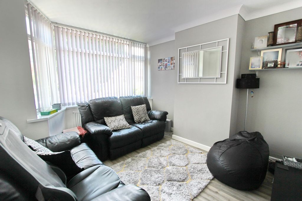 Property photo 3 of 14 Lounge