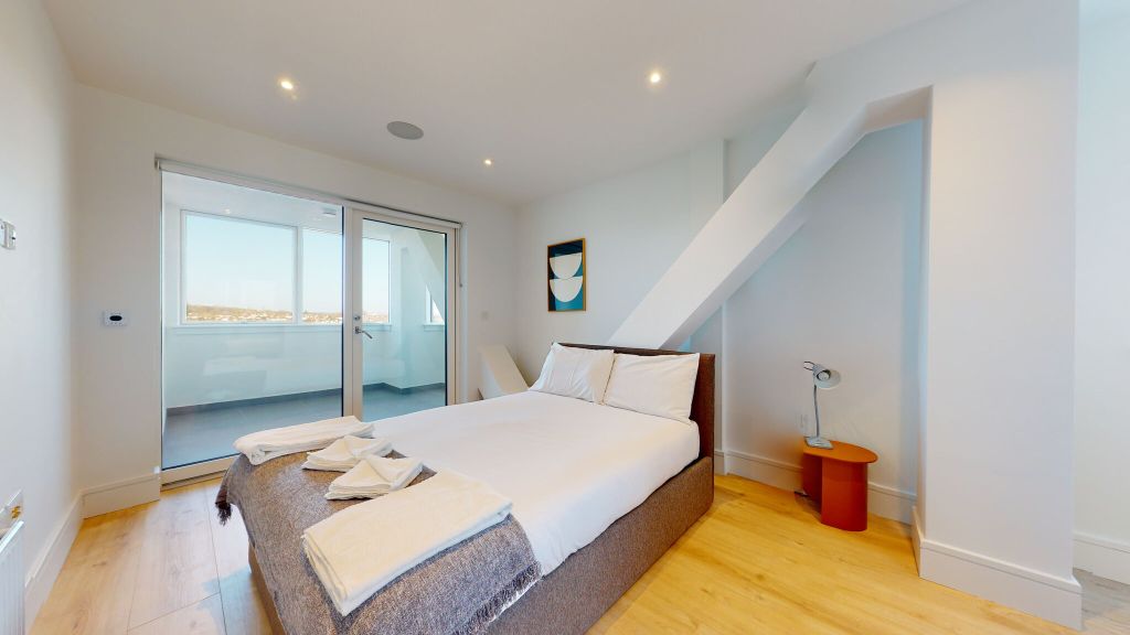 Property photo 3 of 18 Bedroom