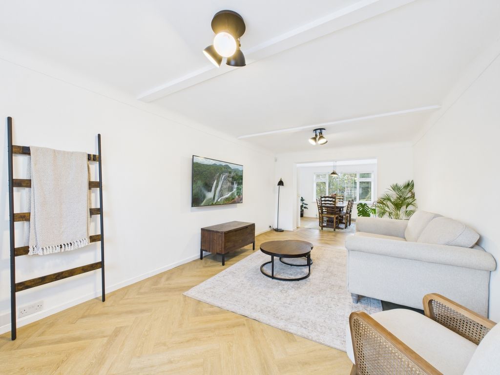 Property photo 3 of 14 Cam02386G0-Pr0152-Still006