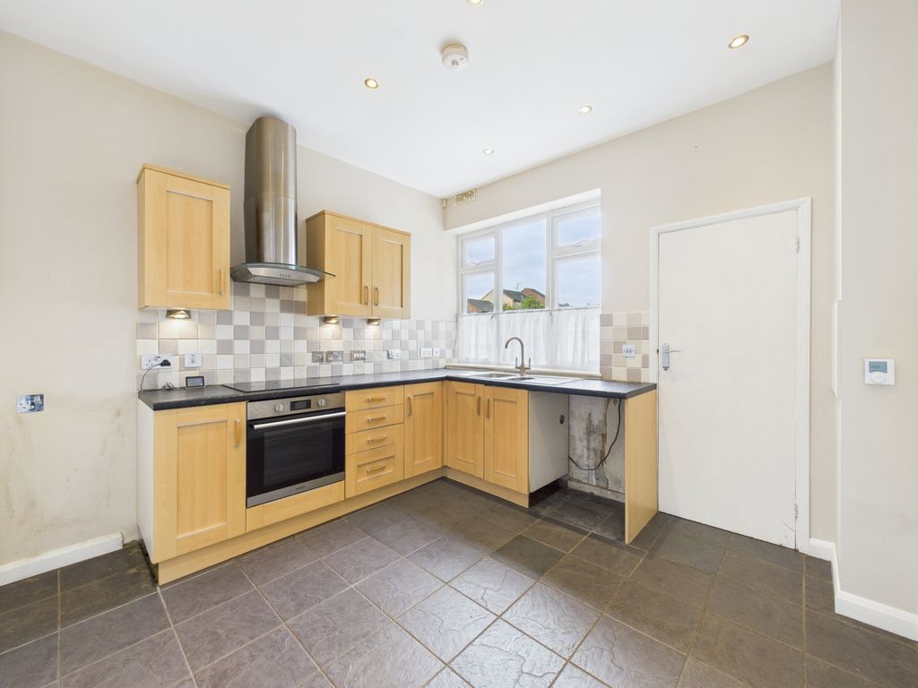 Property photo 2 of 6 Kitchen