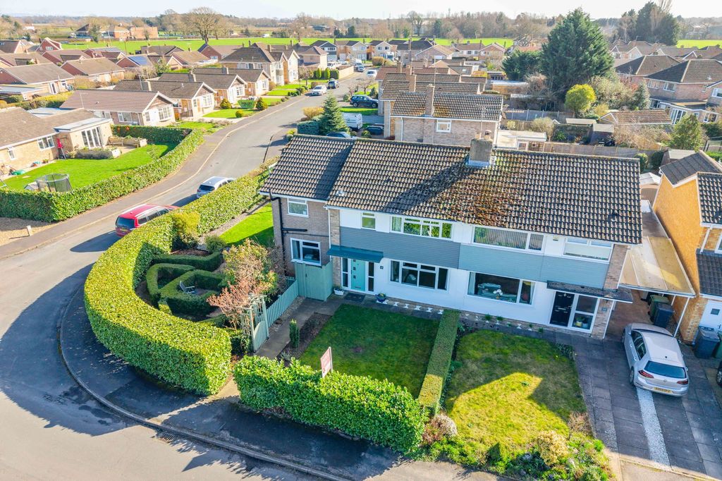 Property photo 2 of 27