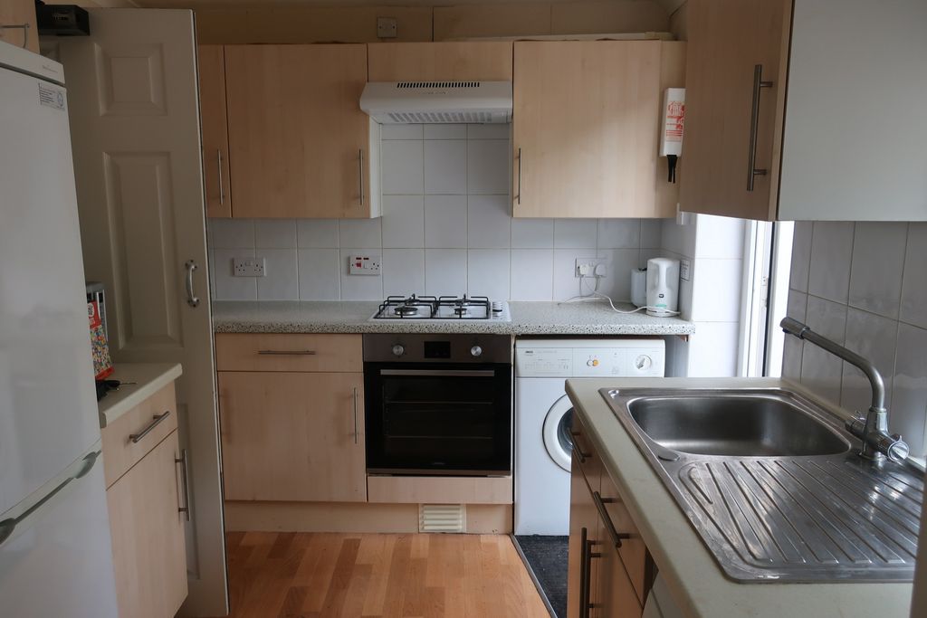 Property photo 3 of 9 Kitchen