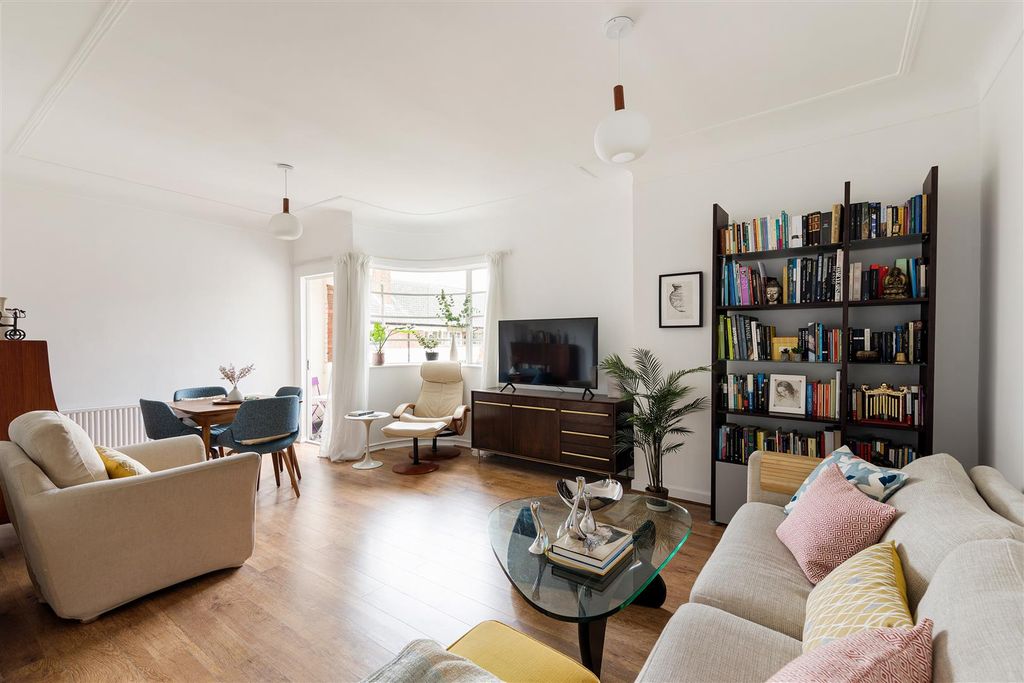 Property photo 1 of 37 Woodford Road, E18