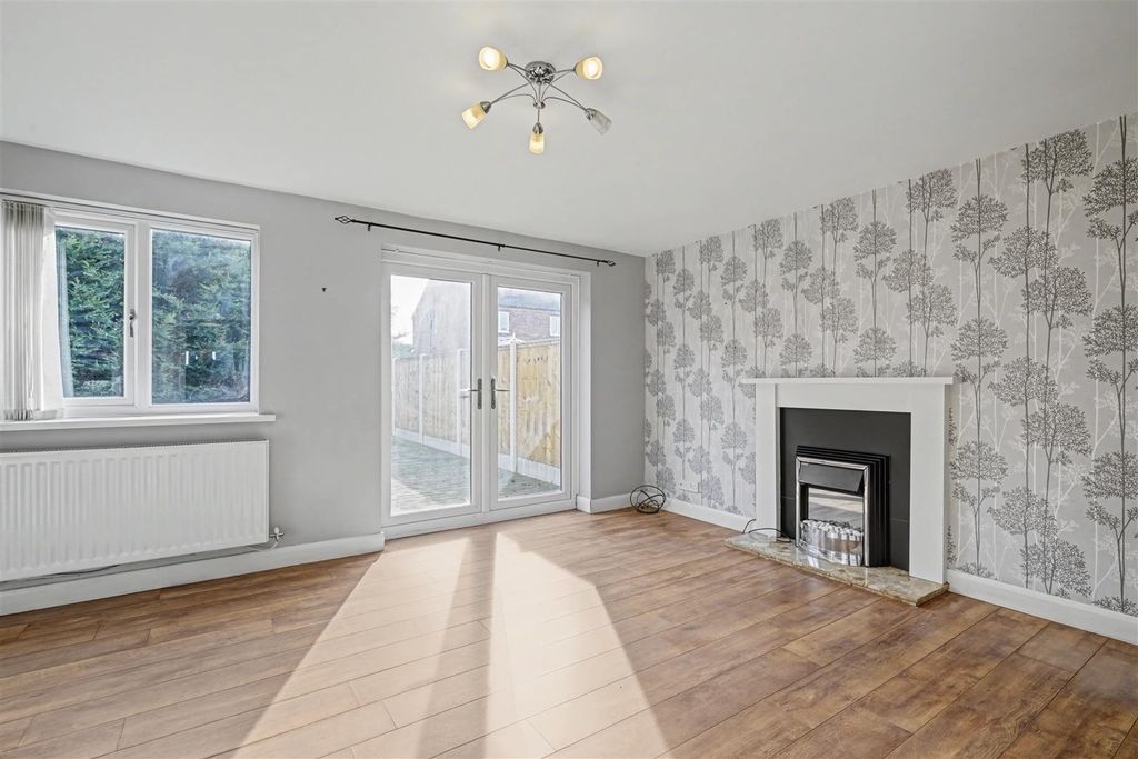 Property photo 2 of 19 Lounge