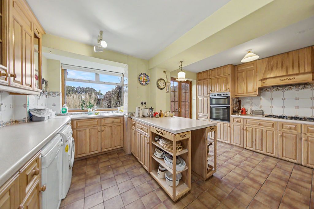 Property photo 3 of 29 Kitchen