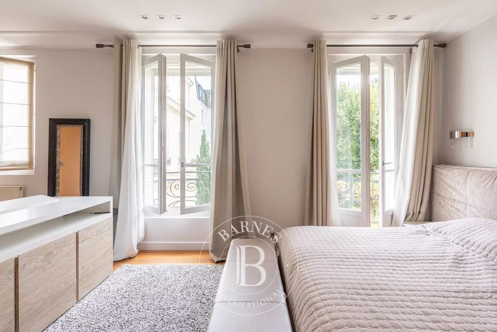 Property photo 3 of 9 Barnes-Final Barnes-107 Rue Charles Lafitte