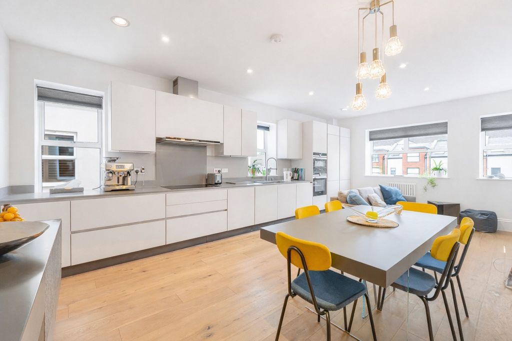 Property photo 2 of 23 Kitchen/Dining/Lounge