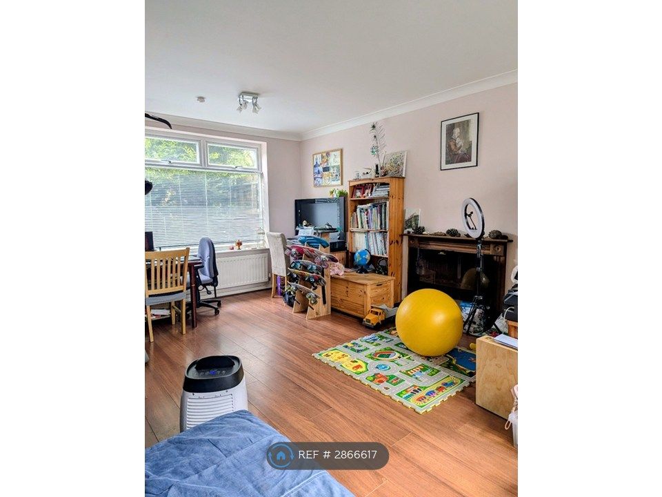 Property photo 3 of 18 Living-Room