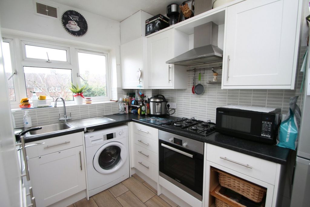 Property photo 3 of 10 Kitchen