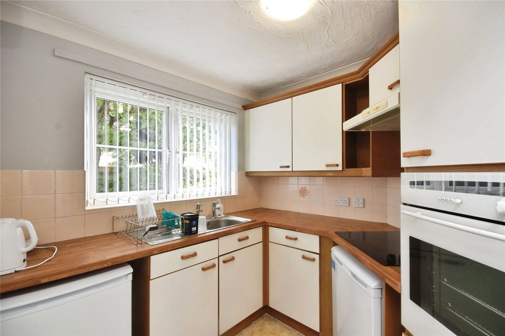 Property photo 3 of 11 Kitchen