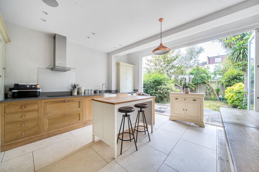 Property photo 3 of 17 1456342-14-6A0210...