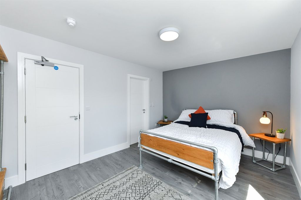 Property photo 3 of 24 (Main)