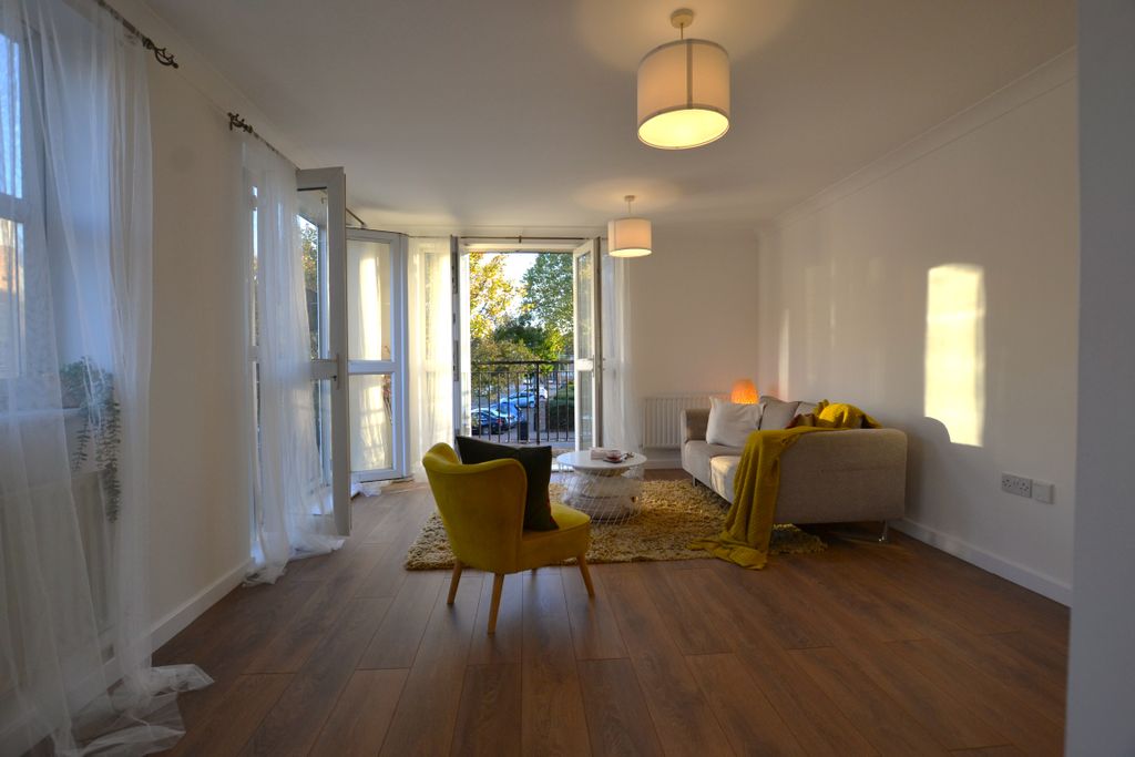 Property photo 2 of 14 Lounge