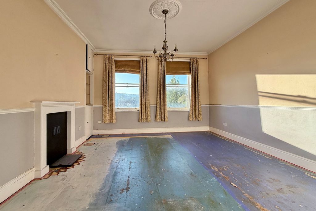 Property photo 3 of 6