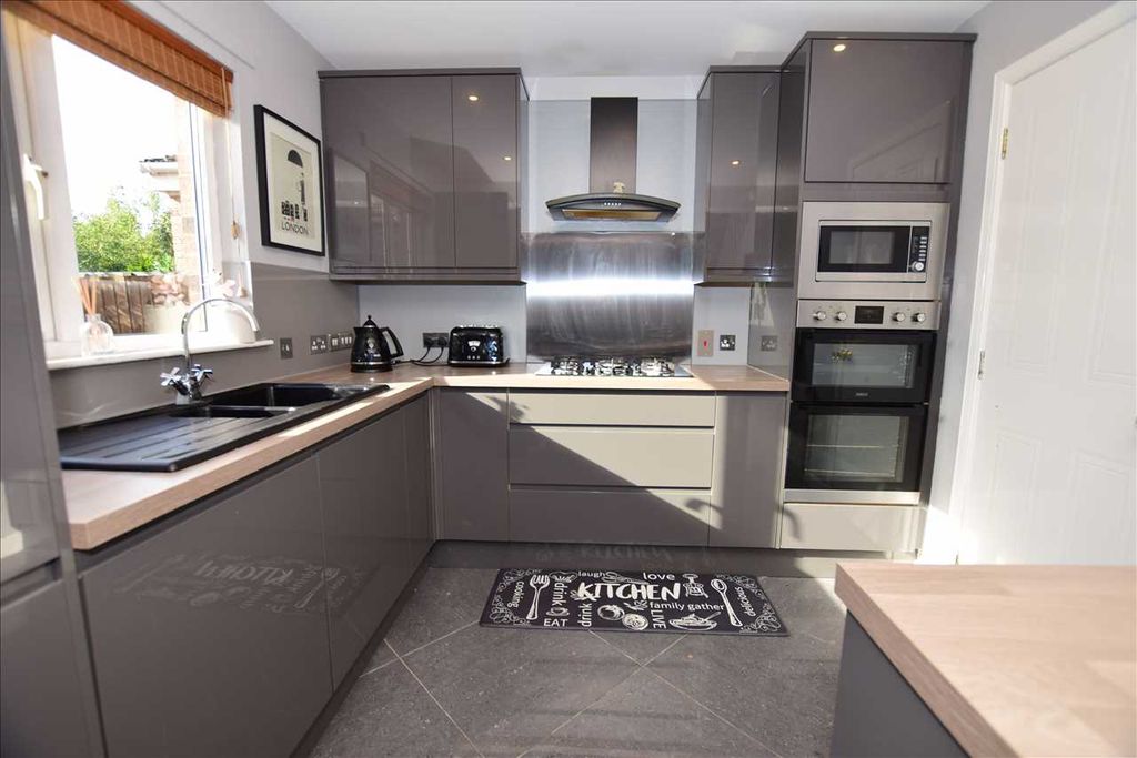 Property photo 2 of 27