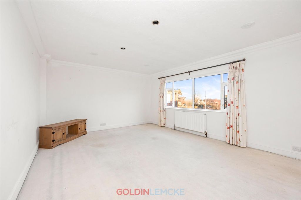 Property photo 2 of 12 Living/Dining Room