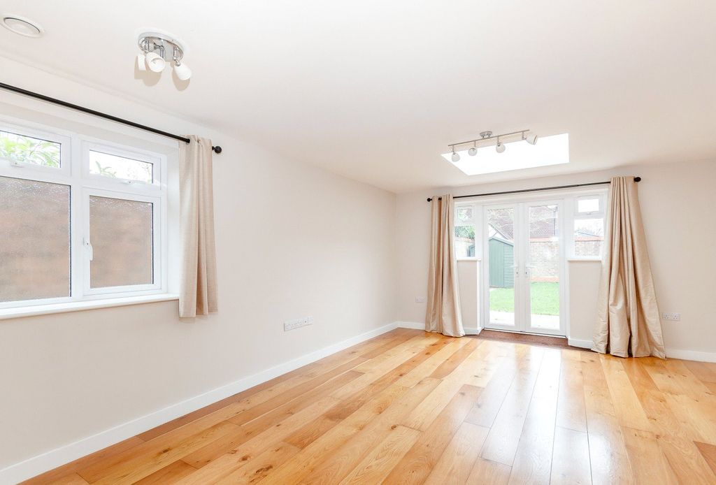 Property photo 2 of 12 Picture No. 23