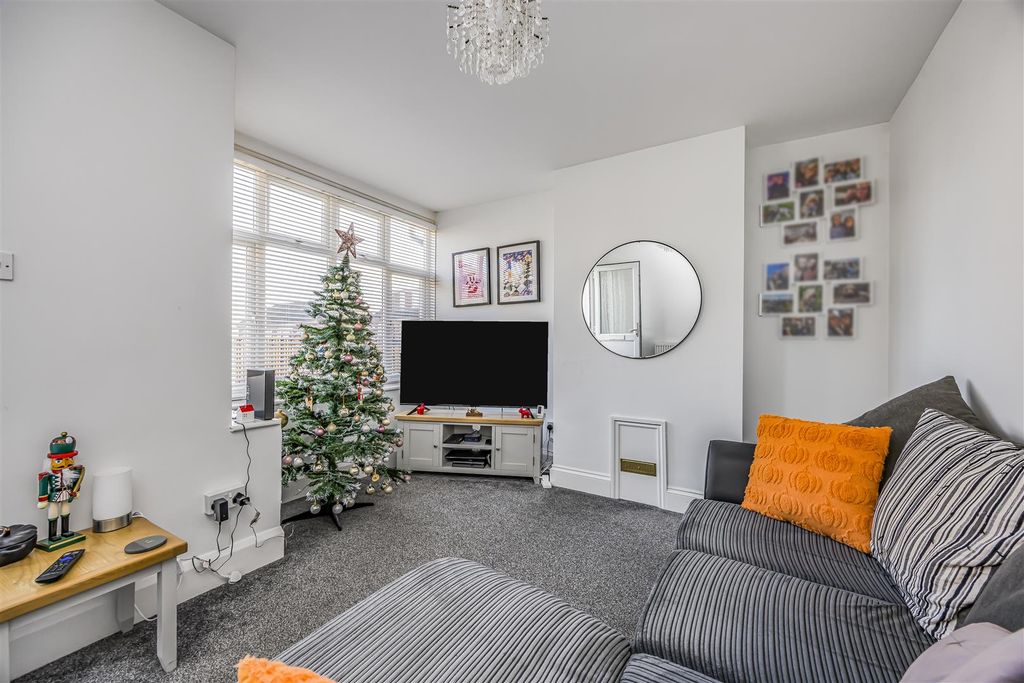 Property photo 3 of 18 8 Ironbridge Lane, Southsea-Porticomarketing-Soldb