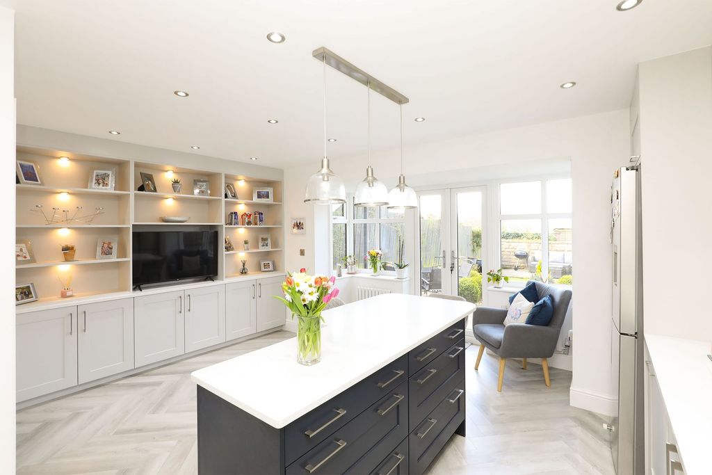 Property photo 2 of 27