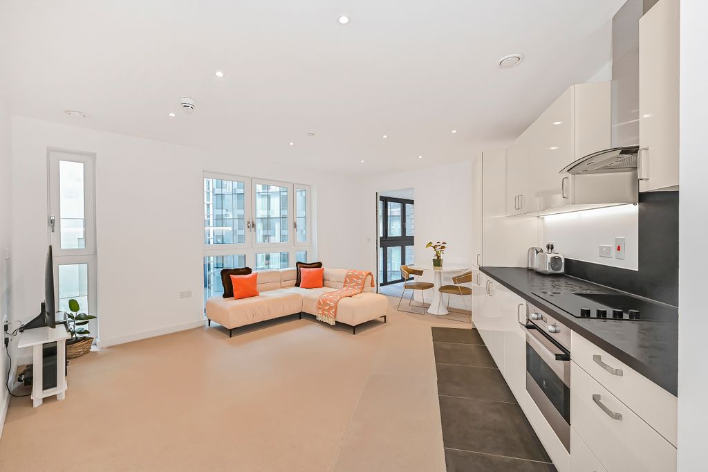 Property photo 1 of 16 1602-Wiverton-Tower (1)