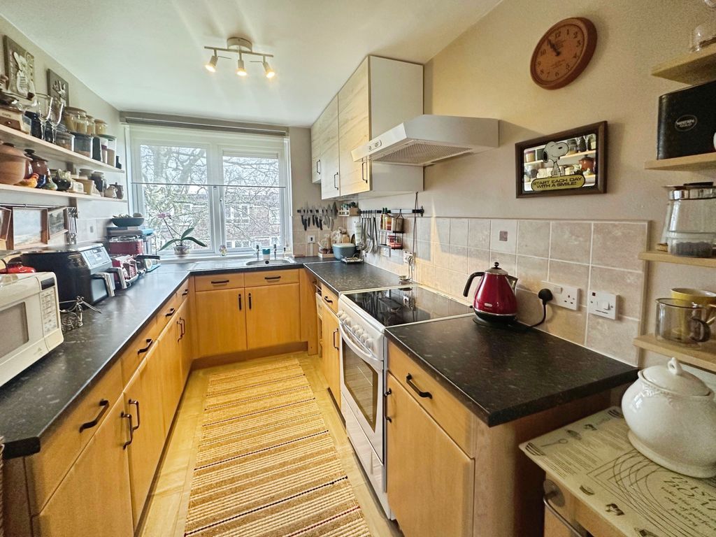 Property photo 3 of 11 Kitchen