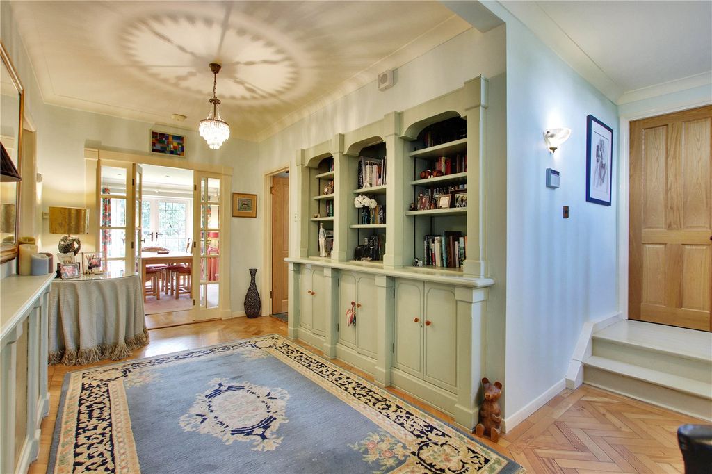 Property photo 2 of 16 Entrance Hall