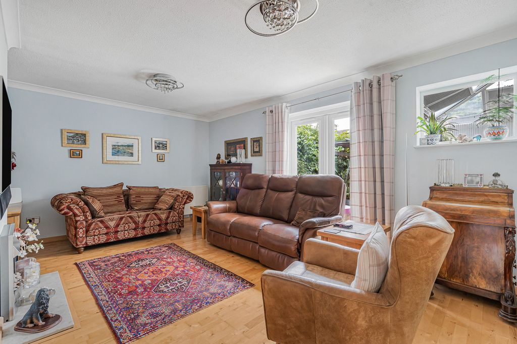 Property photo 2 of 27