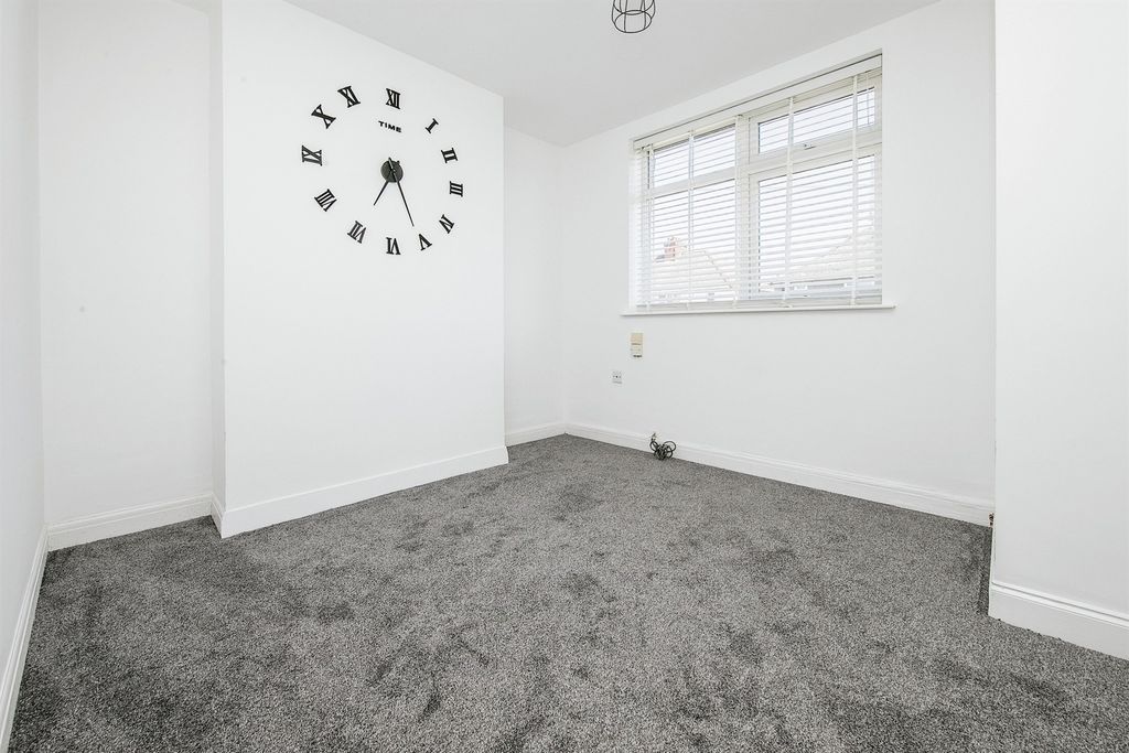 Property photo 3 of 7 Living Room