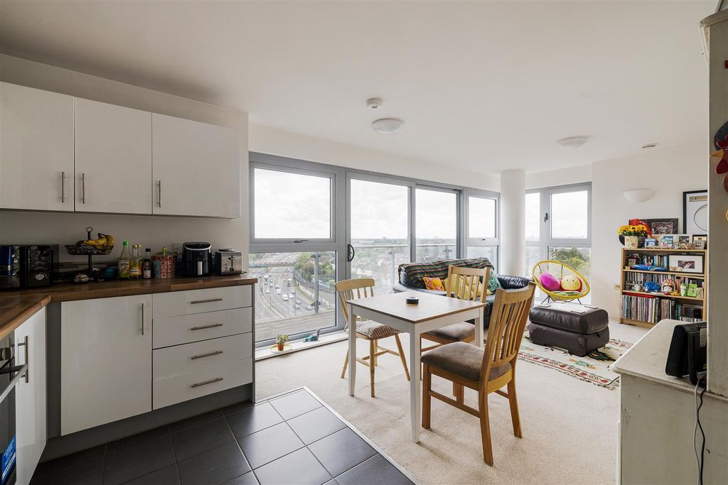 Property photo 3 of 16 Queen Mary Avenue, E18