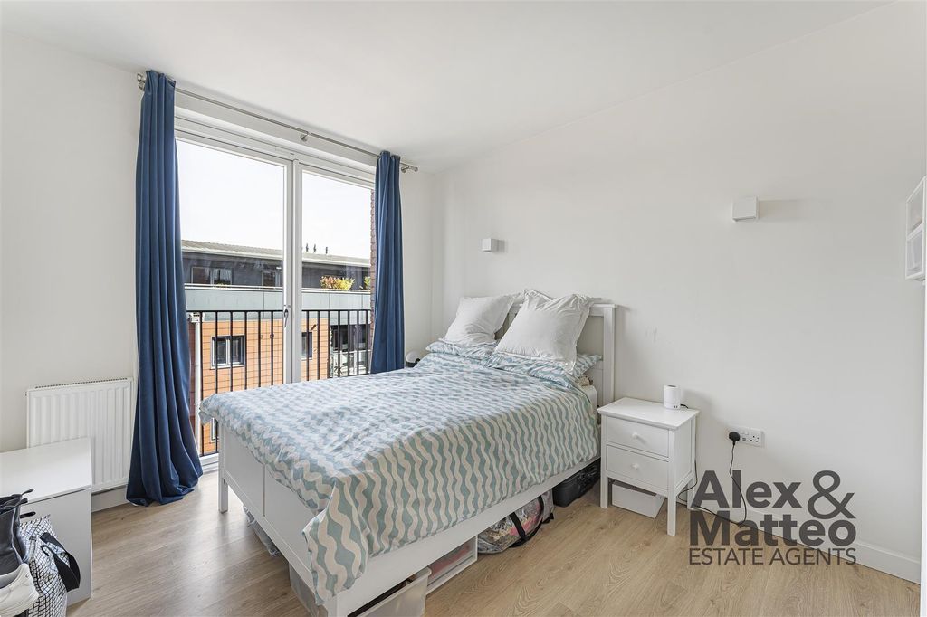 Property photo 3 of 21 Varcoe Road