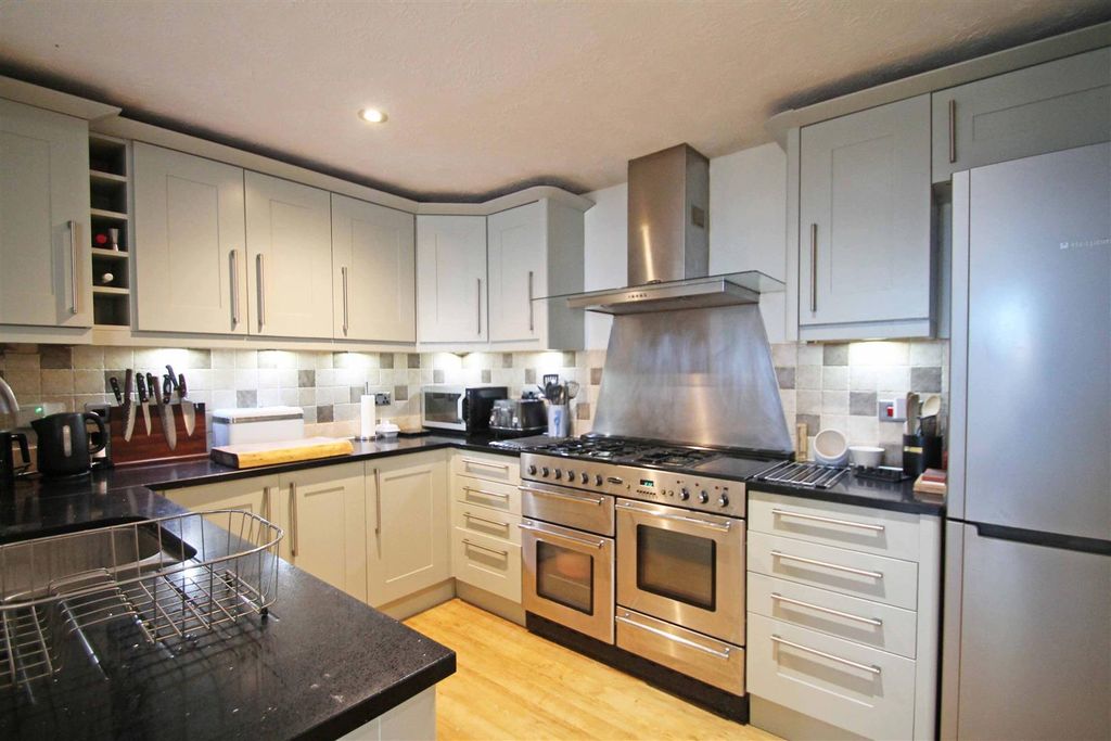 Property photo 2 of 18 Kitchen