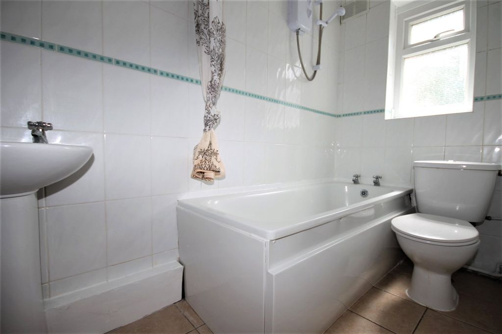 Property photo 3 of 11 Bathroom