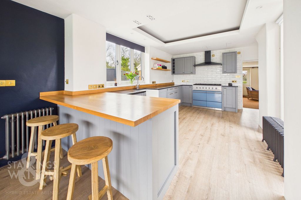 Property photo 3 of 28