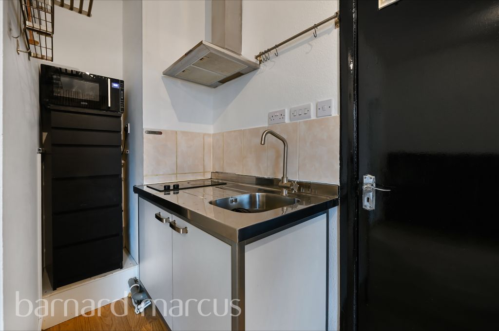 Property photo 3 of 7 Kitchen