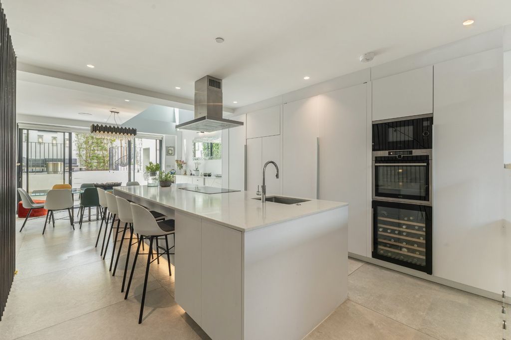 Property photo 2 of 19 Kitchen