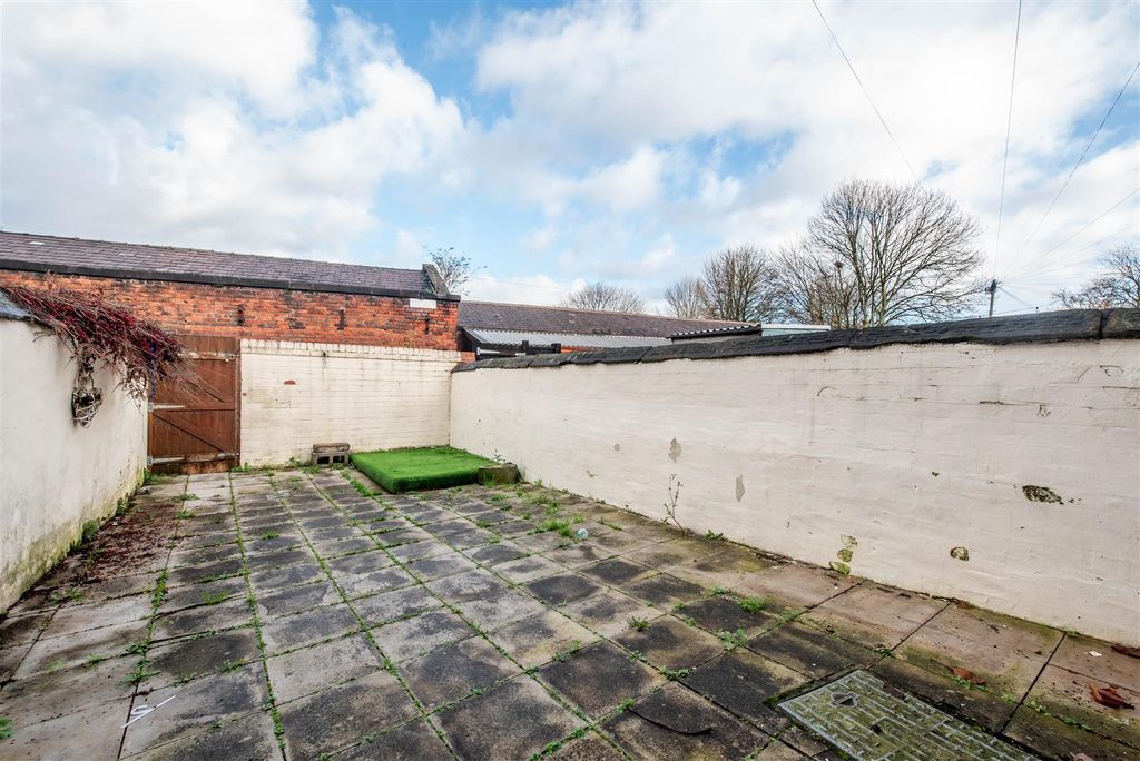 Property photo 2 of 14 Yard