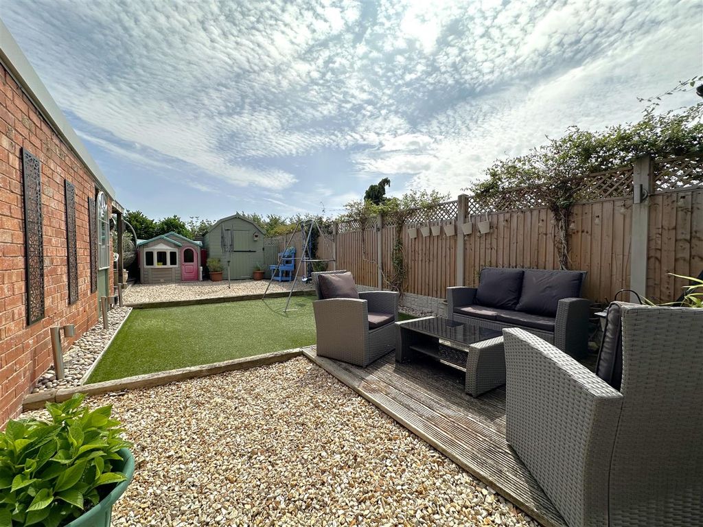 Property photo 3 of 22 Lovely Landscaped Garden 316