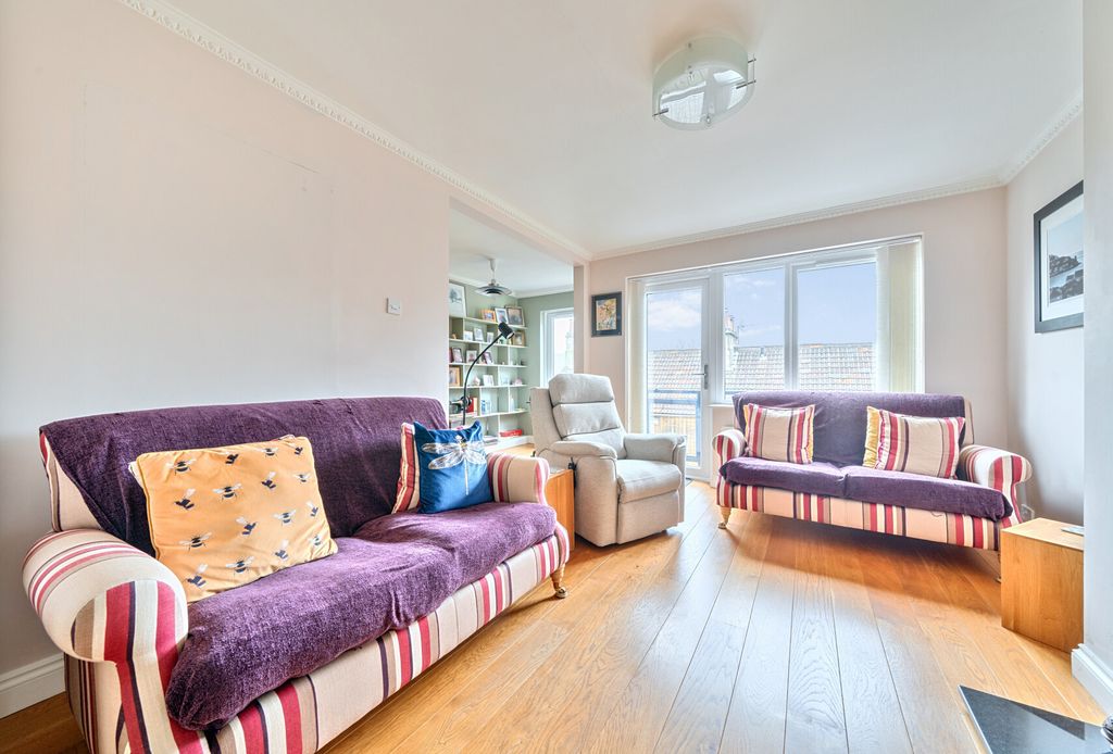 Property photo 2 of 17 Sitting